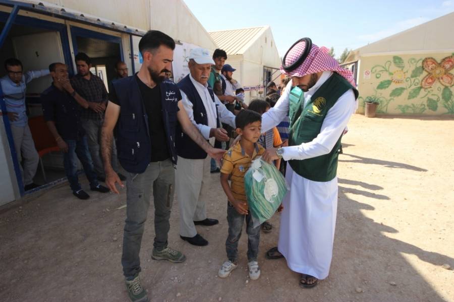 ضمن المحطه الثالثه لمركز الملك سلمان في مخيم الزعتري يستمر بتوزيع الحقائب المدرسية