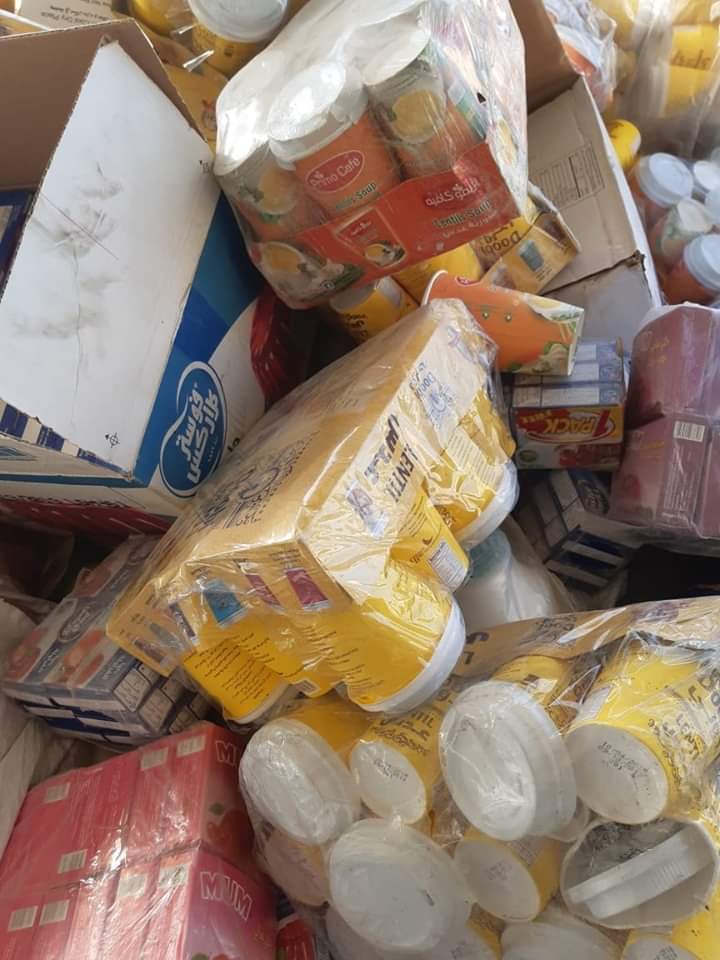 كوادر الدائرة الصحية في بلدية المفرق تتلف ٤ طن من المواد الغذائية المنتهية الصلاحية.