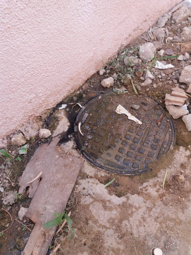 الأغوار الشمالية: مدرسة حكومية بلا كهرباء و فيضان مياه الصرف الصحي ينذر بكارثة بيئية