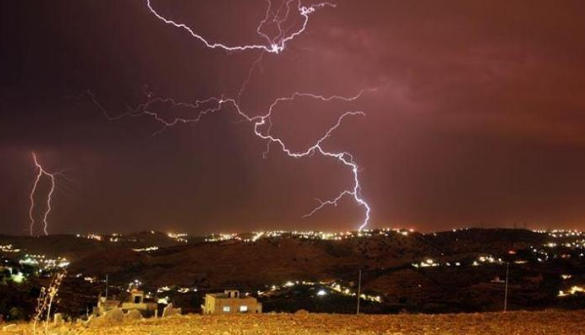 عاجل : الارصاد تحذر الاردنيين من خطر الصواعق .. تفاصيل