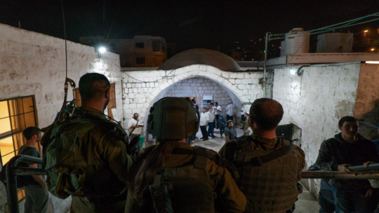 إصابة 51 فلسطينيا في نابلس واعتقال 10 آخرين في الخليل
