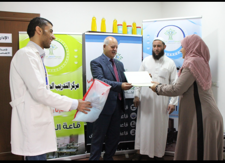 الذيابات يرعى حفل تخريج وتكريم المتدربات في دورة الديكال