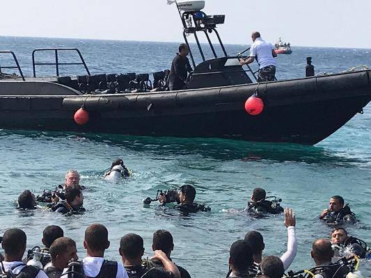 الملك وولي العهد يشاركان بتنظيف شواطئ العقبة