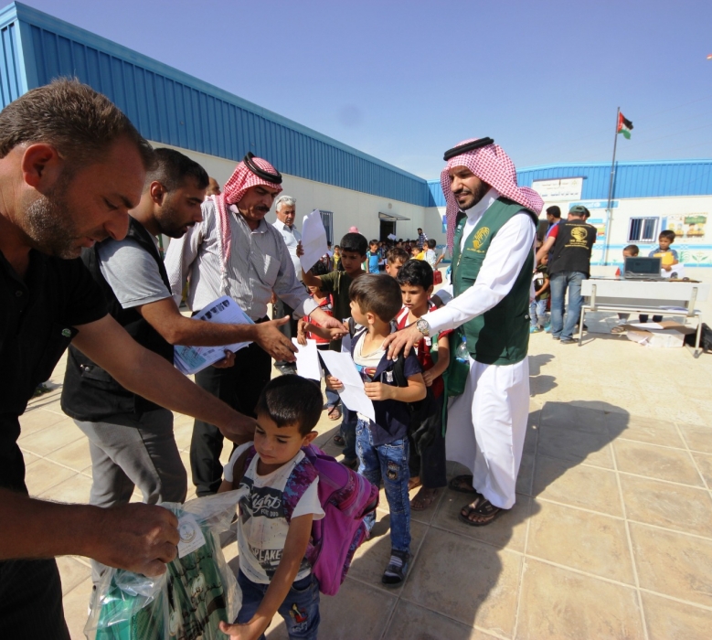 مركز الملك سلمان للاغاثة يستكمل توزيع اكثر من 15 الف حقيبة مدرسية في مخيم الزعتري...صور