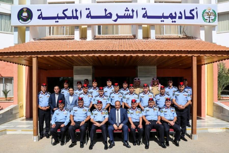 وزير الداخلية يلتقي دورة الإدارة الشرطية العليا...صور