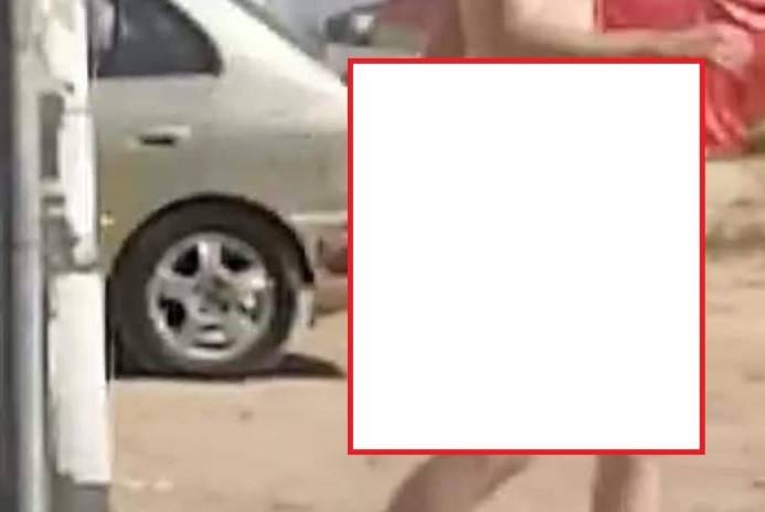 شاب يسير عاريا في شارع الجامعة في عمان