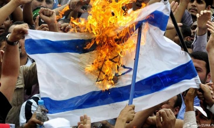 ناشطون لبنانيون يحرقون الأعلام الإسرائيلية خلال مظاهراتهم
