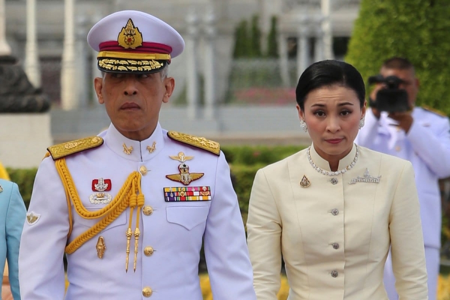 ملك تايلاند يجرد قرينته الجديدة من كافة الألقاب الملكية... تفاصيل