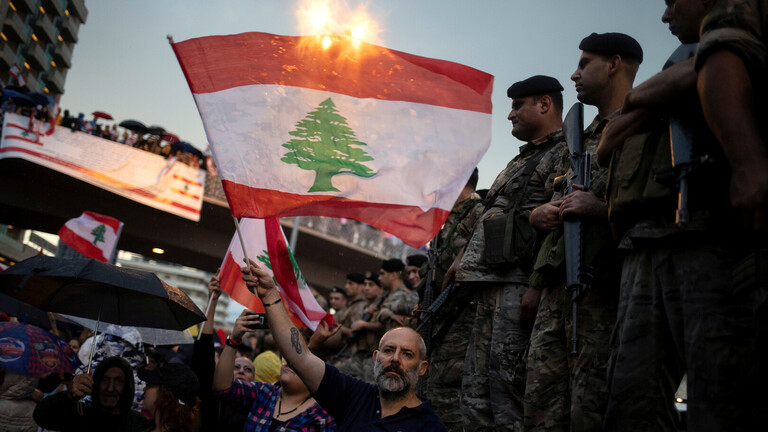احتجاجات لبنان تدخل يومها الثامن وترقب لكلمة رئيس الجمهورية