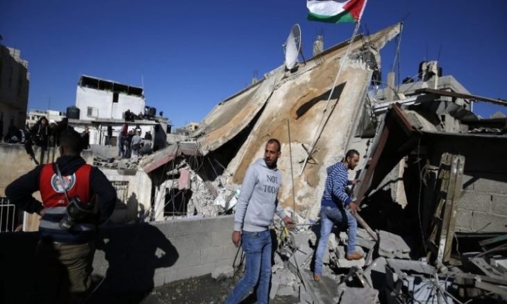 جيش الاحتلال يهدم منزلا فلسطينيا قرب رام الله