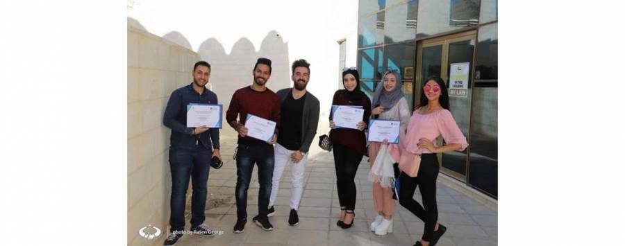 وفد من طلبة جامعة الإسراء ( فريق رواد الإسراء) يشارك بورشة تدريبية عقدها المركز الكاثوليكي للدراسات والإعلام بالتعاون مع مؤسسه كونراد أديناور