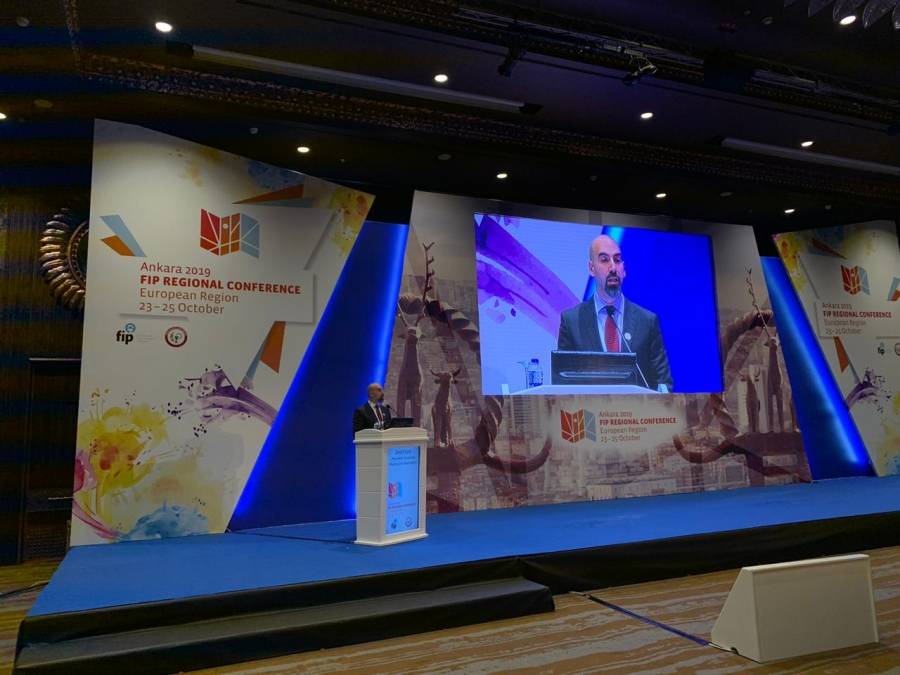 نقيب الصيادلة يسلم راية مؤتمر اتحاد الصيادلة الدولي لتركيا