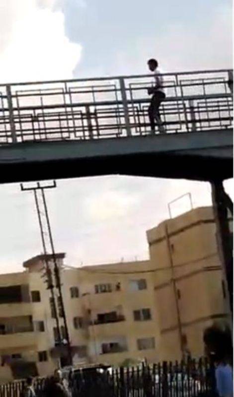 بالفيديو :محاولة انتحار شاب من جسر اسكان الامن العام في القويسمة