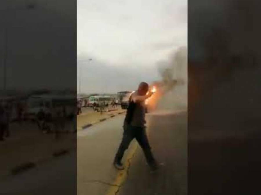 إخماد حريق مركبة  على طريق البحر الميت