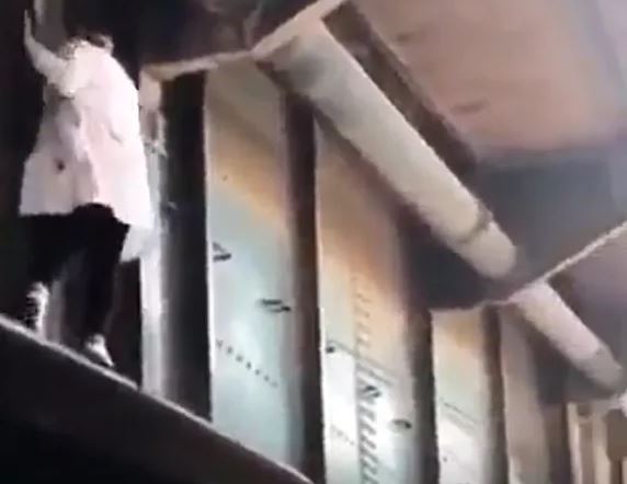 في العراق: “على طريقة هوليود”.. فتاة تتسلق جسر الجمهورية لاسعاف مصاب