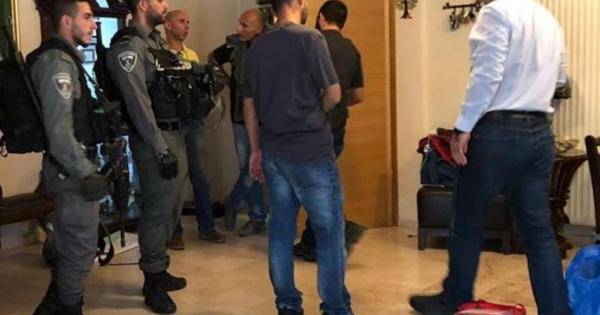 الاحتلال يعتقل وزيرا فلسطينيا بعد الاعتداء عليه في منزله