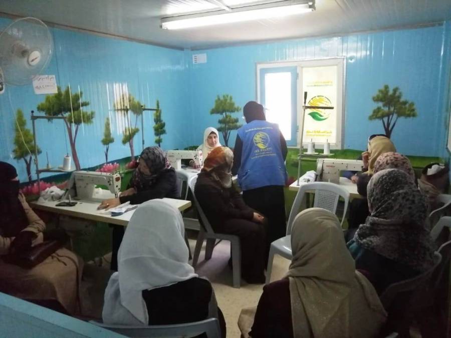 مركز الملك سلمان للاغاثة في مخيم الزعتري يواصل تقديم الورش التدريبية في اعمال الخياطة والتطريز