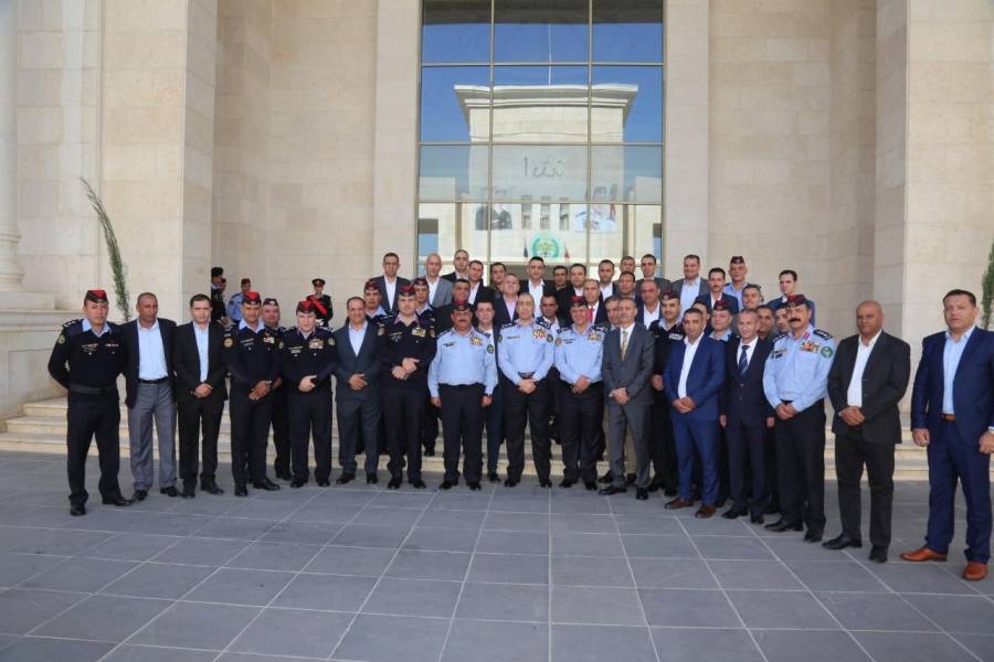 مدير الامن العام يكرم عددا من مرتبات الامن العام لجهودهم باكتشاف عدد من القضايا الهامة .