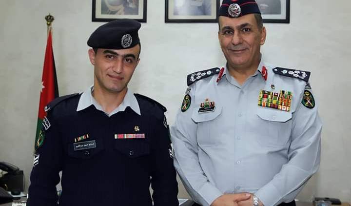 الدفاع المدني يكرم أحد مرتباته لإنقاذه شاب في جرش