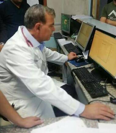 وزير الصحة يجري عملية جراحية لاحد مصابي جرش