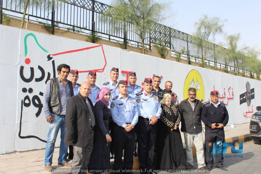 الشرطة المُجتمعية تُنفِذ جِدارية لاتكتُب وأنت سايق  قُرب دوار الداخلية.