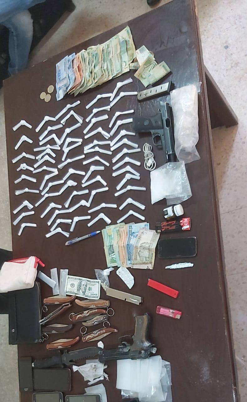 عاجل : القبض على (6) أشخاص بحوزتهم مخدرات وأسلحة نارية في الزرقاء