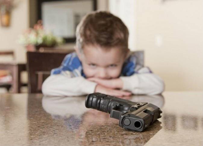 شاب يصيب أخته بعيار ناري