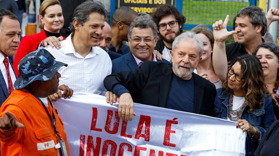 الرئيس البرازيلي اليساري السابق لويس إيناسيو لولا دا سيلفا بعد خروجه من السجن في كورتيبا