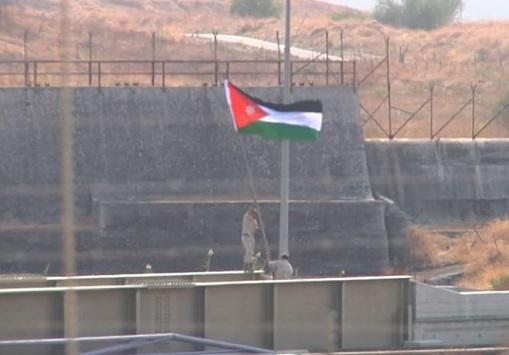 الجيش العربي يرفع علم الأردن على منطقة الباقورة أثناء خطاب العرش