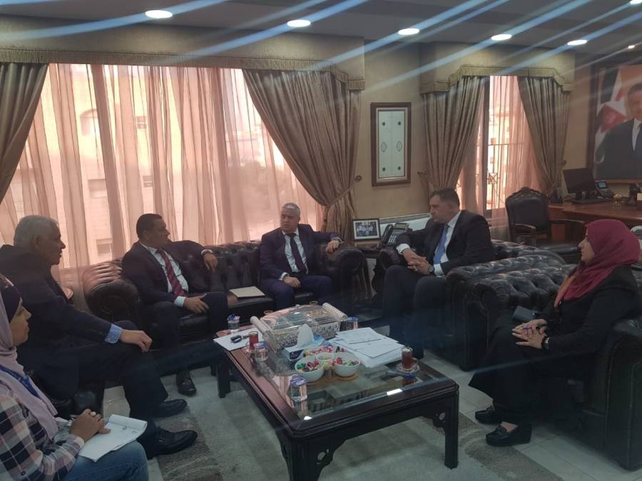 بحث توقيع اتفاقية تشغيل 450 باحث عن عمل مع اسواق كارفور