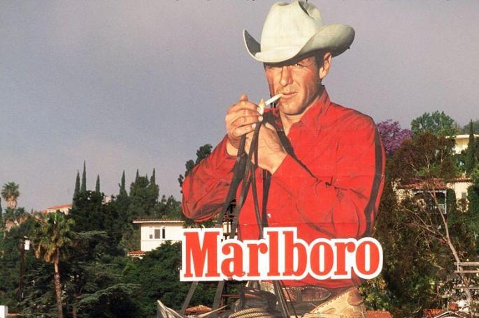 وفاة رجل مارلبورو الذي لم يدخن أبداً عن عمر يناهز 90عام