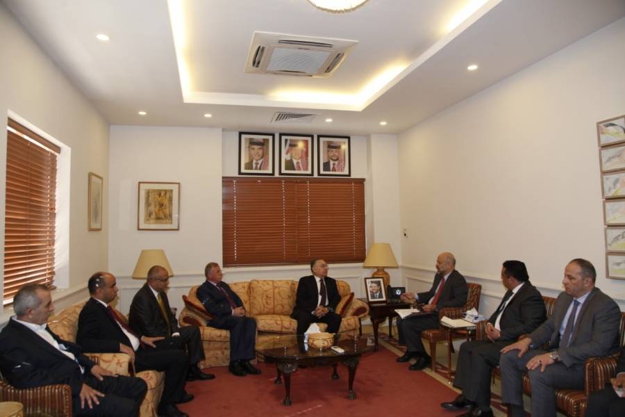 الرزاز يتسلم نسخة من التقرير السنوي لهيئة النزاهة ومكافحة الفساد