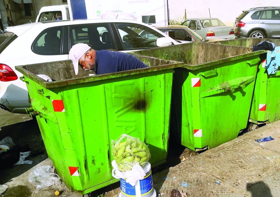 لبناني يبحث عن طعام في القمامة بطرابلس