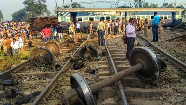 لقي 15 شخص حتفهم في تصادم قطارين في بنجلادش... تفاصيل