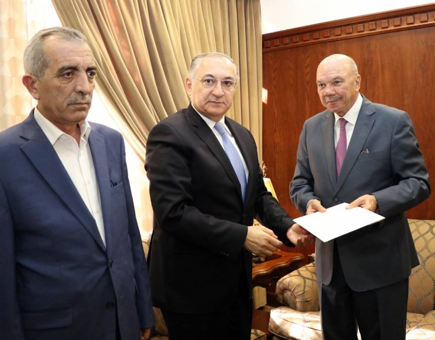 الفايز يتسلم تقرير هيئة النزاهة ومكافحة الفساد لعام 2018