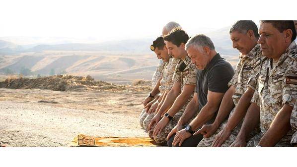 شاهد بالفيديو ...جلالة الملك يؤدي الصلاة في الباقورة