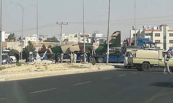 نصب طائرة حربية على دوار الشهيد الكساسبة في الكرك