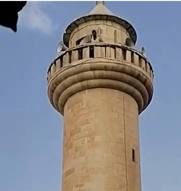 شاب يهدد بالانتحار من أعلى مئذنة المسجد الحميدي في جرش .. والامن يحاول منعه