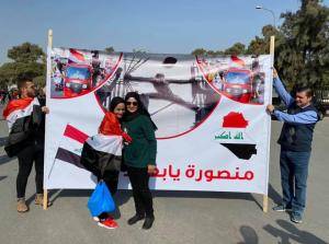 أعداد كبيرة من الجماهير العراقية تتوافد الى إستاد عمان و شعارات سياسية حاضرة