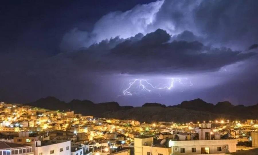 طقس العرب: استمرار حالة عدم الاستقرار الجوي الجمعة والسبت وتحذير من الرحلات