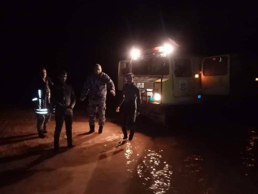 إنقاذ أحد عشر شخصاً وراعي أغنام حاصرتهم مياه الأمطار في الرويشد