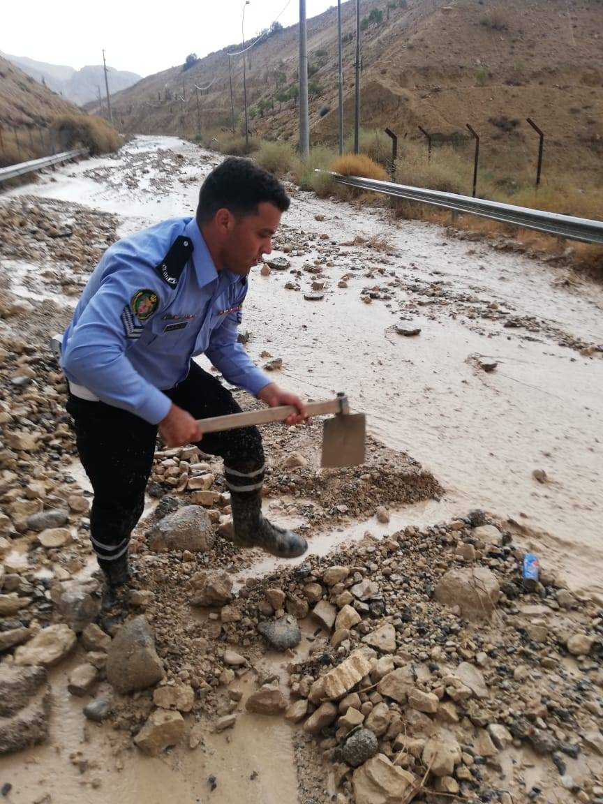 الدوريات الخارجية تعمل على فتح الطريق الواصل بين مادبا والكرك... صور