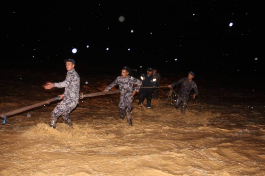 الدفاع المدني ينقذ اربعة اشخاص في جرف الدراويش