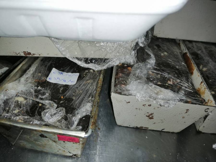 بلدية السلط تضبط مواد أولية فاسدة في مصنع حلويات