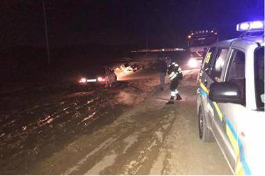 طاقم دورية يلبي نداء مواطن علقت في المفرق... صور