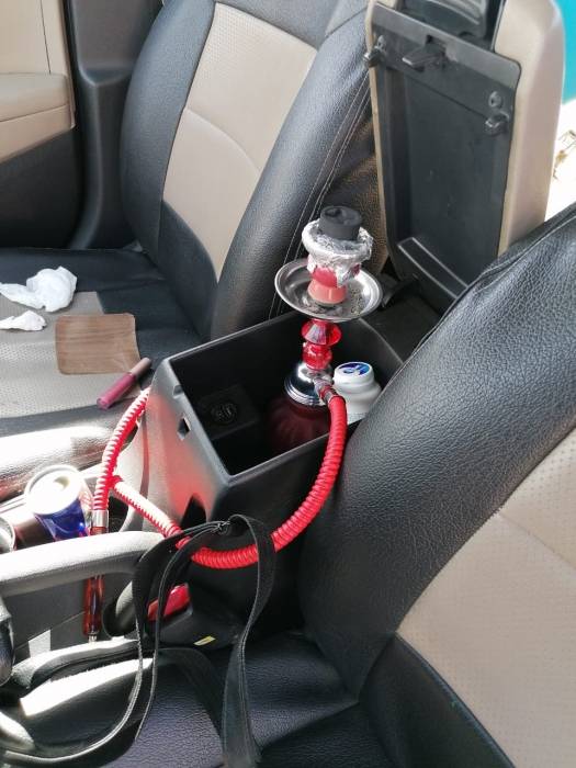 الدوريات الخارجية تضبط سائق يدخن الارجيلة اثناء القيادة