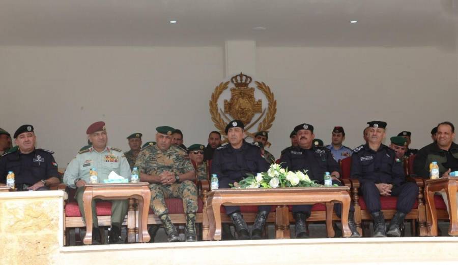 مدير الأمن العام يرعى تخريج دورة الرماية الخاصة لمرتبات إدارة البحث الجنائي في مدرسة تدريب الحرس الملكي .