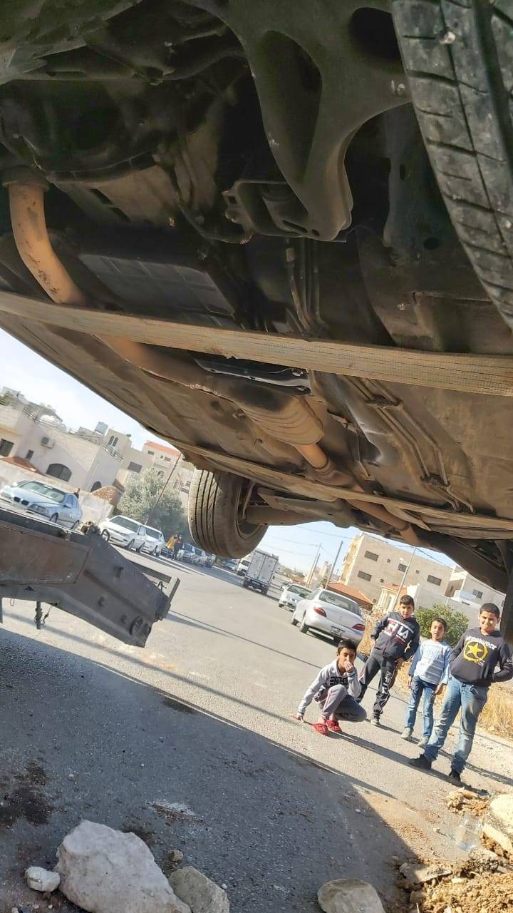 سقوط مركبة بحفرة في مادبا... صور