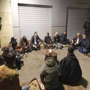 بعد زيارة وزير العمل .. المتعطلون المعتصمون في محيط الديوان الملكي يفضون اعتصامهم ..