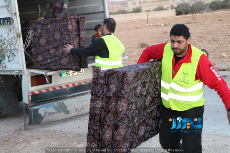 التكافل الخيرية تغيث أسرة داهمت الأمطار بيتهم.